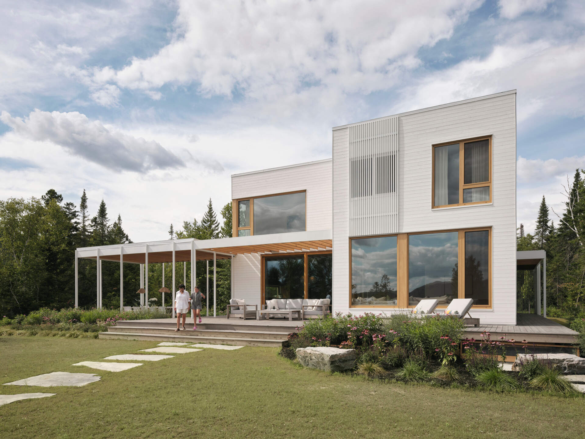 Discover a tranquil lake house in Quebec designed to blend effortlessly with light, landscape, and water.